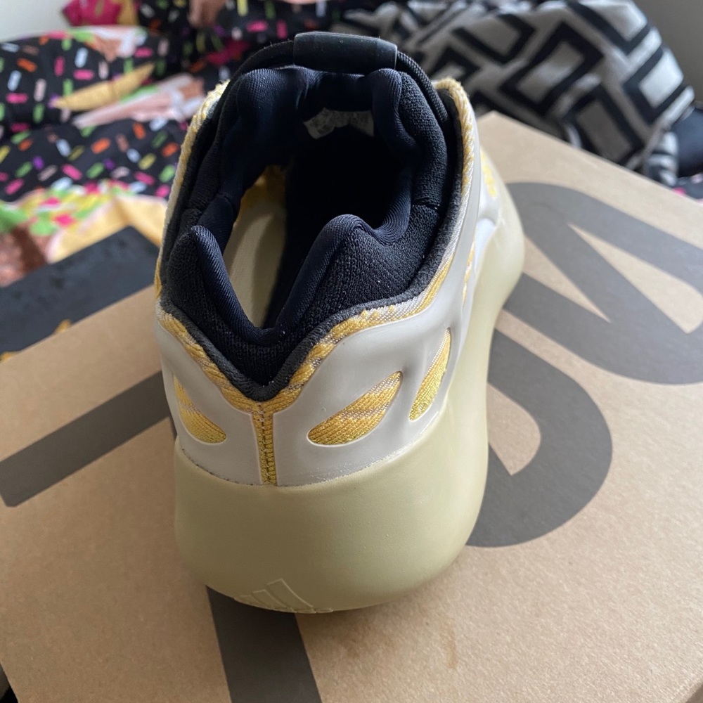 Yeezys 700 - Picture 4 of 5
